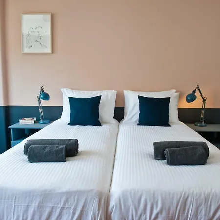 Apartment Red, Red Wine In By Misha's Place 3b