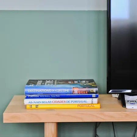 Apartment Red, Red Wine In By Misha's Place 3b