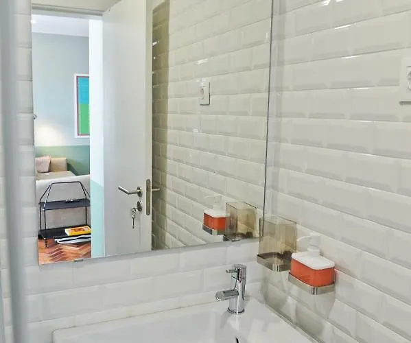 Red, Red Wine In By Misha's Place 3b شقة