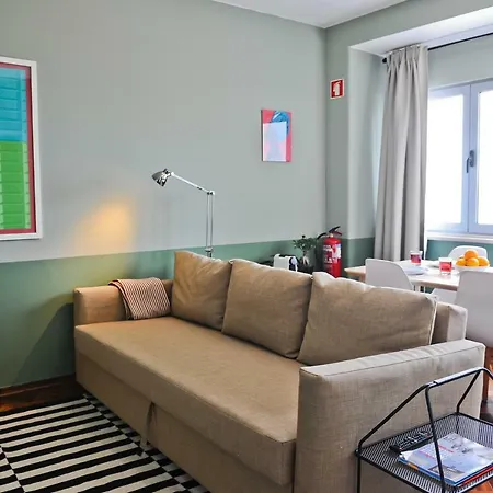 Red, Red Wine In By Misha's Place 3b Daire Lisboa